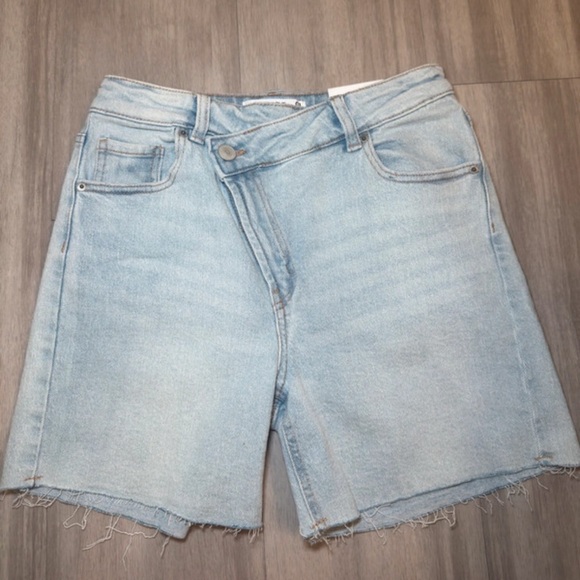 Ardene Asymmetrical Waist Denim Shorts - Light Wash - Picture 4 of 6